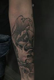 maganda at naka-istilong pattern ng arm lotus tattoo