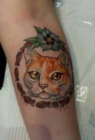 braccio tatuaggio testa di gatto rosso e motivo floreale