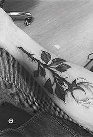 ແຂນຮູບແບບ tattoo ໃບເບິ່ງແບບຄລາສສິກ
