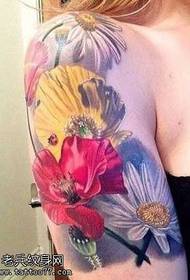 Modello di tatuaggio floreale realistico braccio