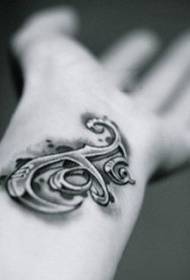 Modello di tatuaggio totem braccio bianco e nero da uomo