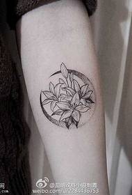 modèle de tatouage de fleur de bras