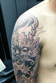 modelul de tatuaj clasic al dragonului rău dominant
