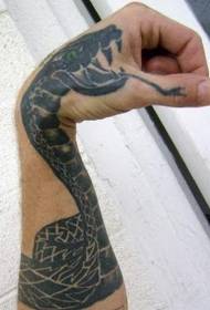 малюнак чорнай змяінай татуіроўкі з зялёнымі вачыма на руцэ
