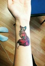 rotes kleines Fuchsmustertattoo auf dem Handgelenk der Frau