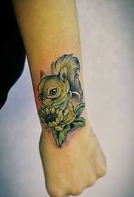 kleine eekhoorn arm tattoo patroon met zonnebloem