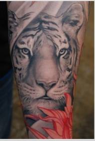 Cap de tigru alb și model de tatuaj cu braț de flori roșii