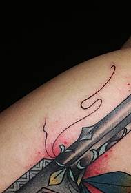 krah një model i tatuazhit me armë me ngjyra të freskëta
