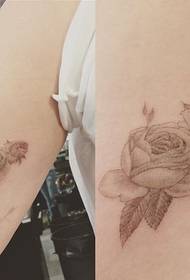 piękny szary tatuaż róży na ramieniu