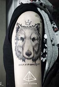 модел ръка татуировка вълк