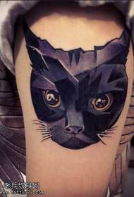 rankos gręžimo katės tatuiruotės modelis