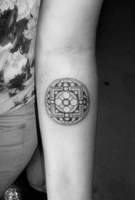 ramię damskie wewnątrz okrągły kształt Totem Wzór tatuażu