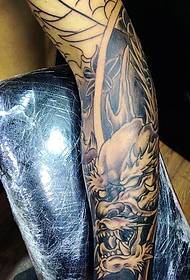 Ruka torbe stari tradicionalni uzorak tetovaže zlog zmaja
