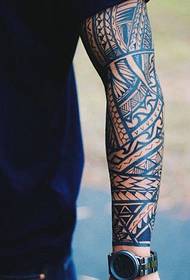 Ubukhazikhazi beentyatyambo engalo yomntu ubuntu bephethini ye tattoo