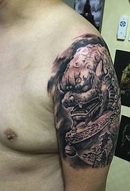 Ručna ličnost tetovaža statue lava s crnim sivim lavom