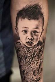 Angleški in mladi fant portretni vzorec tatoo