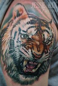 bel disegno realistico del tatuaggio della tigre sul braccio grande