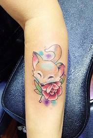 rangi ya mkono mdogo muundo wa tattoo ya squirrel ni nzuri sana