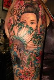 Japonska gejša z vzorcem tatoo z velikimi rokavi za oboževalce
