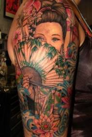 Geisha giapponese con motivo a tatuaggio a braccio grande con fiore a ventaglio