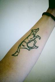 jóképű kar farkas totem tetoválás