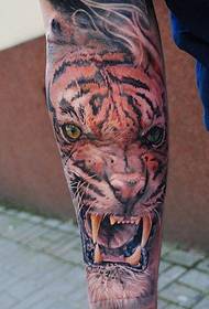 model de tatuaj de tigru cu antebrațul mâinii