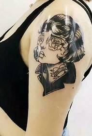 Nena alternativa braç Un patró alternatiu de tatuatge de noies