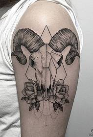 groussen Aarm Antelope geometresch Blummen Tattoo Tattoo Muster