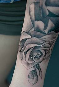 rankos gražus juodos pilkos rožės tatuiruotės modelis