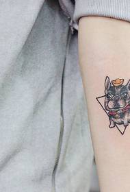 pola geometris dengan tato lengan anjing