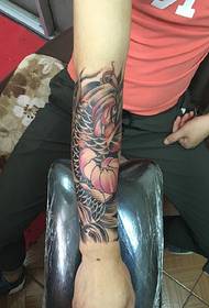 vivace modello di tatuaggio di calamari color braccio