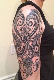 tatouage totem du bras féminin