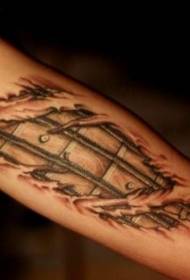 пилинг руку и механички узорак тетоваже у боји