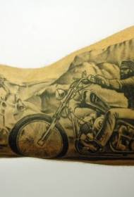 grote arm ridder en motorfiets tattoo patroon