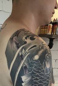 squid tattoo ნიმუში დიდი მკლავით და მკერდზე მიმაგრებულია