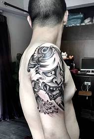lengan lelaki keperibadian hitam dan putih corak tato prajna kecil