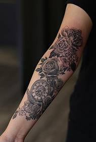 ruusu taskukellon tatuointikuvio