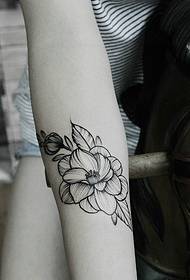 il tatuaggio floreale con inchiostro del braccio non ti rende più monotono