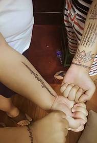 Lengan tato Sanskrit persahabatan tato sepanjang jalan ke yang lama