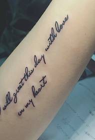 modèle de tatouage anglais petit et frais de bras