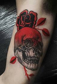 raudonos rožės kaukolės tatuiruotės modelis ant rankos