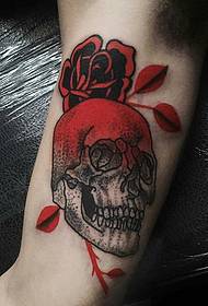 ຮູບແບບ tattoo skull ສີແດງໃນແຂນ