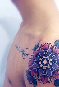 rangi ya mkono wa wanaume rangi tofauti ya tattoo