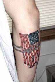 Amerikos vėliavos ir spygliuotos vielos rankos tatuiruotės modelis