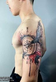 Rankos asmenybės kompaso tatuiruotės modelis