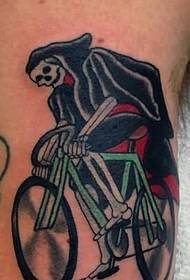 mielas skeleto motociklininko tatuiruotės paveikslas ant rankos