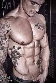 modèle de tatouage hommes fleur vigne bras