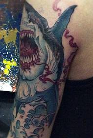 mkono wam'madzi wopha zazikulu shark tattoo