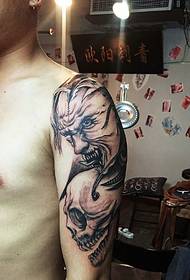bracciu un pesante tatuu di totem di tatuaggi di tatu