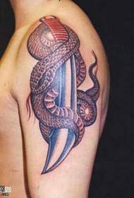 Модел за тетоважа на ножеви со рака